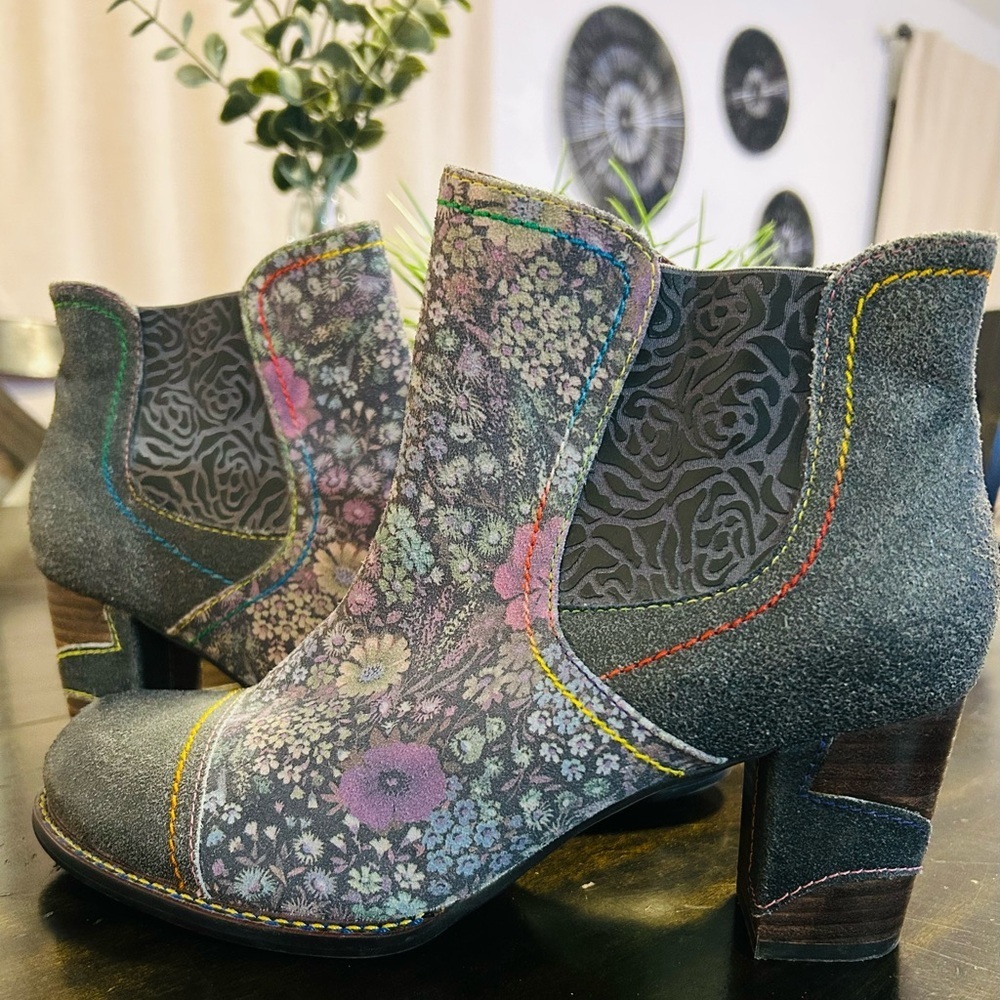 L'ATISTE Gray Suede Floral-Print Ankle Booties with Multicolor Stitching size 10